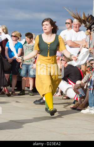 Volkstanz in der Whitby Folk Week 2012 mit weiblichen Moriskentänzer Stockfoto