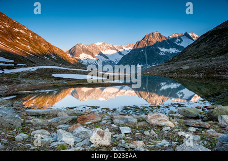 Bergpanorama von Maerjelensee frühen Morgen mit Fusshorn und Dreieckshorn. Teil der Jungfrau-Aletsch-UNESCO-Welt H Stockfoto