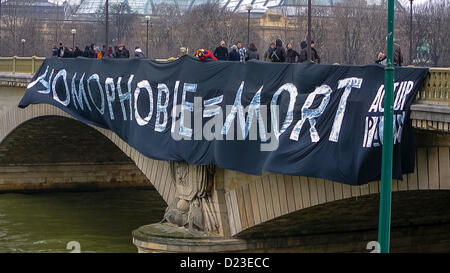 paris, Frankreich, Französisch LGTB N.G.O., AIDS-Aktivisten, Act Up Paris; ein riesiges Banner zum Protest gegen die Anti-schwule-Ehe-Demonstration ('Pont des Invalides »), Aktivisten-Protest, lgbt gegen Homophobie, Gruppenklage Stockfoto