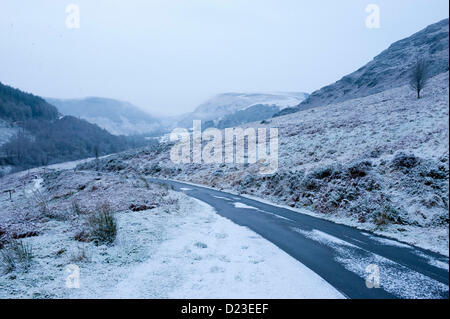 13. Januar 2013. Llanidloes, Powys, Wales, UK. Schnee bedeckt die Cambrian Mountains nahe Llanidloes Mid Wales wird der erste Schnee des Winters. Bildnachweis: Graham M. Lawrence/Alamy Live-Nachrichten Stockfoto