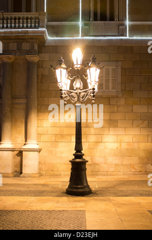 Eine reich verzierte Laternenpfahl in der Nacht, Barcelona, Spanien Stockfoto