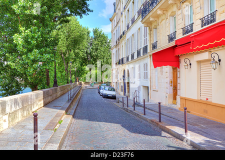 Schmalen gepflasterten Straße vor typischen Paris Gebäude in Paris, Frankreich. Stockfoto