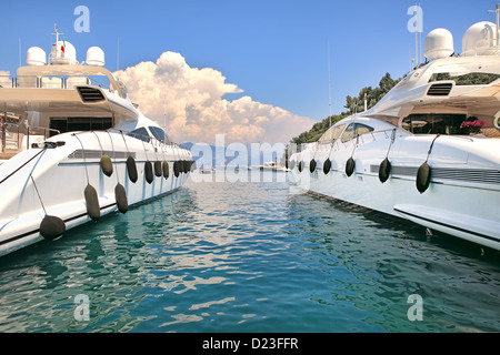 Zwei große weiße Luxus-Yachten-Ansichten auf die Bucht von Portofino am Mittelmeer in Italien. Stockfoto