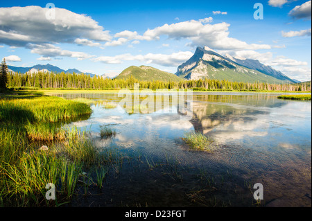 Panorama des Mount Rundle Berggipfel mit blauem Himmel reflektiert in Vermilion Seen im Banff Nationalpark, Alberta, Kanada Stockfoto