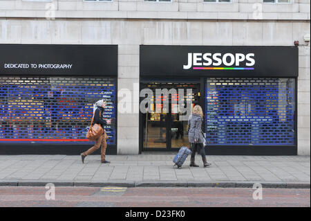 New Oxford Street, London, UK. 13. Januar 2013. Die Fensterläden sind die wichtigsten Jessops Store im Zentrum von London, jetzt geschlossen. Jessops Londoner Flagship-Store ist bestand nach der Schließung aller 187 Geschäfte gerodet, wie das Unternehmen in die Verwaltung mit einem Verlust von 1.400 Arbeitsplätzen geht. Stockfoto