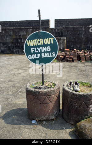 Watch Out fliegen Golf Balls Zeichen Altstadt Burgwall Intramuros Manila Stockfoto