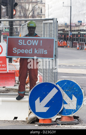 Achtung Poster auf einer Straße in London Beratung der Öffentlichkeit zu verlangsamen, Speed Kills Stockfoto