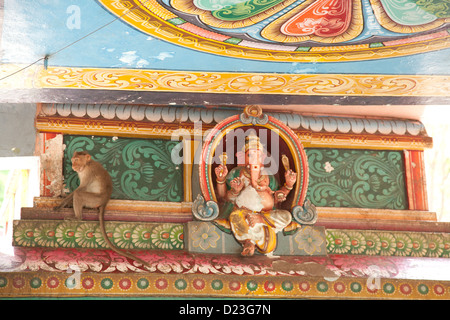 Tempel mit Statue von Ganesh und einem Leben Affen, Tamil Nadu, Hindu Stockfoto