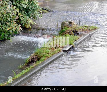 Aldbourne, WIltshire, UK. 13. Januar 2013. Natürlichen unterirdischen Frühjahrshochwasser in Straßen in Aldbourne, WIltshire. Bildnachweis: Graham Finney Stockfoto