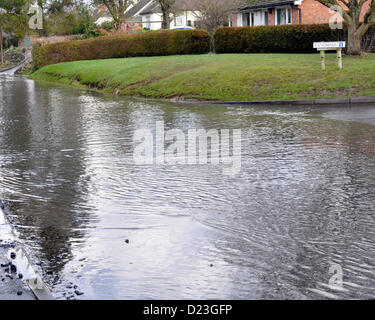 Aldbourne, WIltshire, UK. 13. Januar 2013. Natürlichen unterirdischen Frühjahrshochwasser in Straßen in Aldbourne, WIltshire. Bildnachweis: Graham Finney Stockfoto