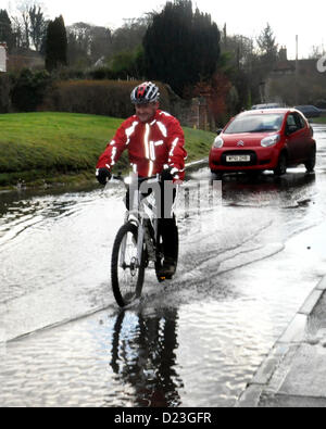 Aldbourne, WIltshire, UK. 13. Januar 2013. Natürlichen unterirdischen Frühjahrshochwasser in Straßen in Aldbourne, WIltshire. Bildnachweis: Graham Finney Stockfoto