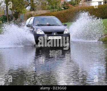 Aldbourne, WIltshire, UK. 13. Januar 2013. Natürlichen unterirdischen Frühjahrshochwasser in Straßen in Aldbourne, WIltshire. Bildnachweis: Graham Finney Stockfoto