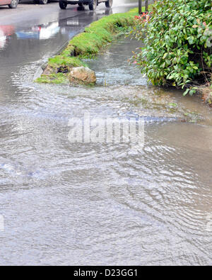 Aldbourne, WIltshire, UK. 13. Januar 2013. Natürlichen unterirdischen Frühjahrshochwasser in Straßen in Aldbourne, WIltshire. Bildnachweis: Graham Finney Stockfoto