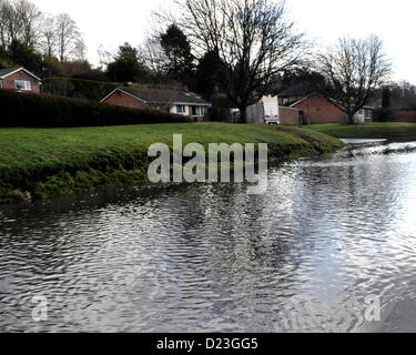 Aldbourne, WIltshire, UK. 13. Januar 2013. Natürlichen unterirdischen Frühjahrshochwasser in Straßen in Aldbourne, WIltshire. Bildnachweis: Graham Finney Stockfoto