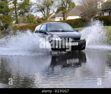 Aldbourne, WIltshire, UK. 13. Januar 2013. Natürlichen unterirdischen Frühjahrshochwasser in Straßen in Aldbourne, WIltshire. Bildnachweis: Graham Finney Stockfoto