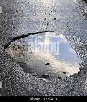 Aldbourne, WIltshire, UK. 13. Januar 2013. Natürlichen unterirdischen Frühjahrshochwasser in Straßen in Aldbourne, WIltshire. Bildnachweis: Graham Finney Stockfoto