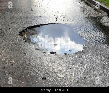 Aldbourne, WIltshire, UK. 13. Januar 2013. Natürlichen unterirdischen Frühjahrshochwasser in Straßen in Aldbourne, WIltshire. Bildnachweis: Graham Finney Stockfoto