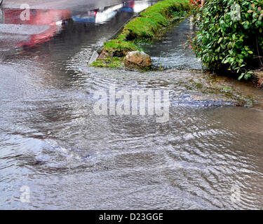 Aldbourne, WIltshire, UK. 13. Januar 2013. Natürlichen unterirdischen Frühjahrshochwasser in Straßen in Aldbourne, WIltshire. Bildnachweis: Graham Finney Stockfoto