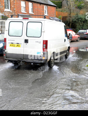 Aldbourne, WIltshire, UK. 13. Januar 2013. Natürlichen unterirdischen Frühjahrshochwasser in Straßen in Aldbourne, WIltshire. Bildnachweis: Graham Finney Stockfoto