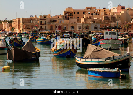 Malerische Landschaft von zahlreichen traditionellen Fischerboote im Hafen von Marsaxlokk, Malta Stockfoto