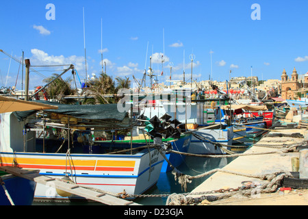 Malerische Landschaft zahlreiche Fischerboote im Hafen von Marsaxlokk, Malta Stockfoto