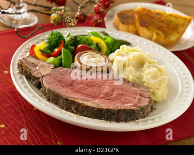 Hochrippe Abendessen mit Kartoffelpüree und Gemüse in einer Umgebung Urlaub Stockfoto