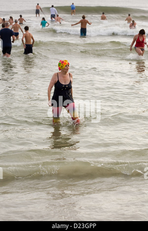 Ältere Frau bei der Wavemaster Polar Plunge in Jacksonville Beach Florida 1. Januar 2013 Stockfoto