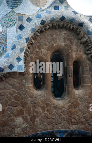 Gebäude am Eingang im Parc Güell von Gaudi. Catalunya, Barcelona, Spanien. Stockfoto