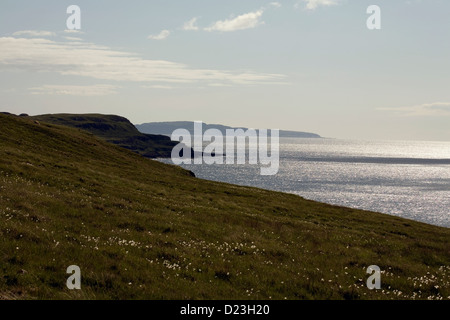 Die Küstenlinie von spröde Loch von Rubh eine Dunain Fußweg Blick auf das Meer und die Isle of Rum Isle Of Skye Scotland Stockfoto