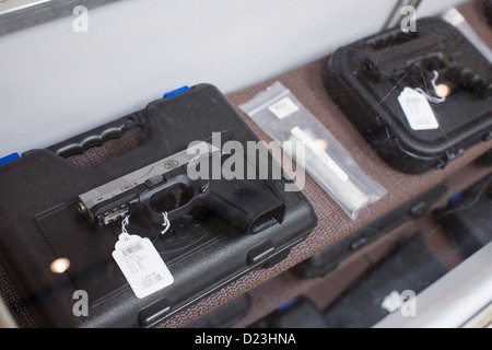 Handfeuerwaffen auf dem Display an eine Waffe zu speichern. Stockfoto