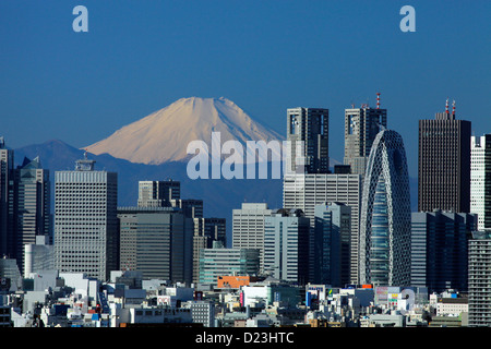 Fuji und Wolkenkratzer in Shinjuku-Tokio Stockfoto