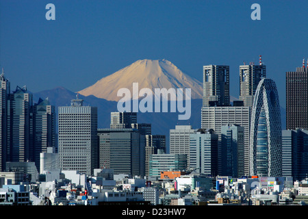 Fuji und Wolkenkratzer in Shinjuku-Tokio Stockfoto