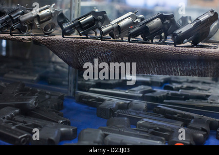 Handfeuerwaffen auf dem Display an eine Waffe zu speichern. Stockfoto