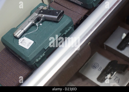 Handfeuerwaffen auf dem Display an eine Waffe zu speichern. Stockfoto