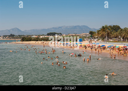 Menschen genießen den Strand von der Fischerei Hafen von Cambrils, Costa Dorada, Spanien Stockfoto