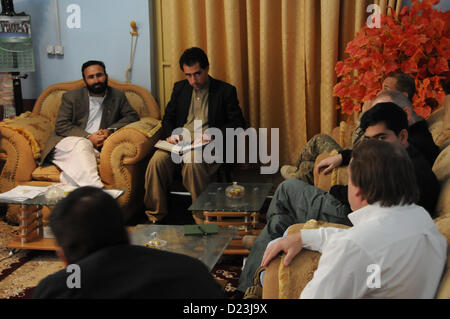 Sa ´ ed Ahman, ganz links, Farah Bürgermeister hört Diskussion während eines Treffens mit zivilen und militärischen Führern von Farah Provincial Reconstruction Team (PRT) in seinem Büro in Farah City, 13. Januar.  Dies war das erste Treffen mit dem Bürgermeister, da er trat sein Amt, und war eine Gelegenheit für Führungskräfte, Governance und sozio-ökonomische Entwicklungsthemen und Initiativen in der Gemeinde zu diskutieren.  PRT Farah widmet sich trainieren, beraten und unterstützen afghanische Staats-und Regierungschefs bei den Stadtwerken, Bezirks und Landesebene in Farah Provinz Afghanistans.  Ihre zivile Militär-Team besteht aus Stockfoto