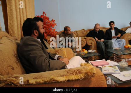 Sa ´ ed Ahman, ganz links, Farah Bürgermeister hört Diskussion während eines Treffens mit zivilen und militärischen Führern von Farah Provincial Reconstruction Team (PRT) in seinem Büro in Farah City, 13. Januar.  Dies war das erste Treffen mit dem Bürgermeister, da er trat sein Amt, und war eine Gelegenheit für Führungskräfte, Governance und sozio-ökonomische Entwicklungsthemen und Initiativen in der Gemeinde zu diskutieren.  PRT Farah widmet sich trainieren, beraten und unterstützen afghanische Staats-und Regierungschefs bei den Stadtwerken, Bezirks und Landesebene in Farah Provinz Afghanistans.  Ihre zivile Militär-Team besteht aus Stockfoto