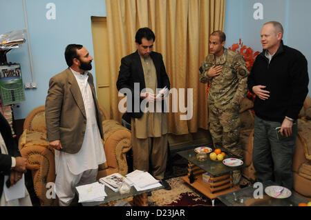 Ray Sudweeks, U.S. Department of State Vertreter, rechts, und U.S. Navy Commander Louis McCray, befehlshabender Offizier Provincial Reconstruction Team (PRT) Farah, machen zuerst von rechts, scheidenden Kommentare am Ende einer Sitzung mit Sa'ed Ahmad, Bürgermeister der Stadt Farah, links, im Büro des Bürgermeisters, 13. Januar.  Dies war das erste Treffen mit dem Bürgermeister, da er trat sein Amt, und war eine Gelegenheit für Führungskräfte, Governance und sozio-ökonomische Entwicklungsthemen und Initiativen in der Gemeinde zu diskutieren.  PRT Farah-Mission ist zu trainieren, beraten und unterstützen die afghanische Regierungsführer bei den Stadtwerken Stockfoto