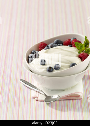 Joghurt mit Beeren Stockfoto