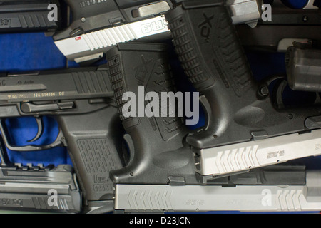 Handfeuerwaffen auf dem Display an eine Waffe zu speichern. Stockfoto