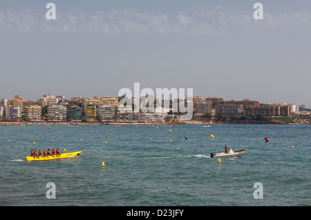 Personen auf einem Bananenboot fahren in Salou, Costa Dorada, Spanien Stockfoto