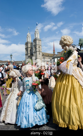 Zürich, Schweiz, bei der Gilde Parade Sechseläuten, im Hintergrund Grossmuenster Stockfoto