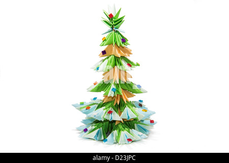 Origami Weihnachtsbaum isoliert auf weißem Hintergrund Stockfoto