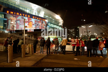 Arsenal-Fans warten auf Autogramme außerhalb der Boden nach einem Spiel V Manchester city Stockfoto