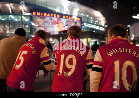 Arsenal-Fans warten auf Autogramme außerhalb der Boden nach einem Spiel V Manchester city Stockfoto
