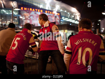 Arsenal-Fans warten auf Autogramme außerhalb der Boden nach einem Spiel V Manchester city Stockfoto