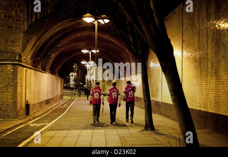 Arsenal zu Fuß nach Hause von außerhalb der Erde nach einem Spiel V Manchester city Stockfoto