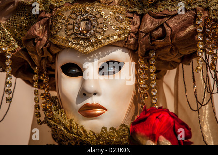 Maskierte Frau mit einer roten Rose beim Karneval in Venedig, Venetien, Italien Stockfoto