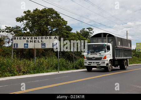 Huaorani indigene Ureinwohner kämpfen gegen Öl multinationale im Yasuni Nationalpark, Amazonas, Ecuador Stockfoto