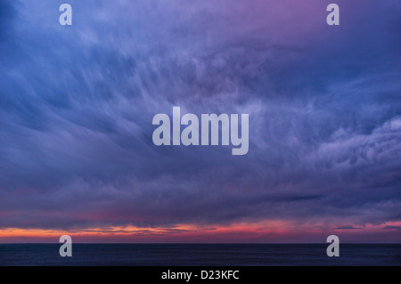 Nach Sonnenuntergang, dramatische grüblerische Wolken über Cardigan Bay West wales UK Stockfoto